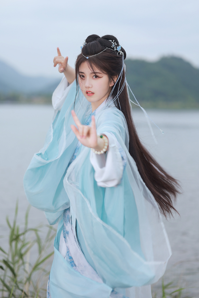 盘索里歌手